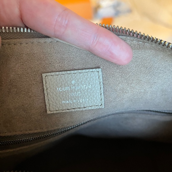 AUTHENTIC Louis Vuitton Beaubourg Hobo MM - Picture 7 of 12